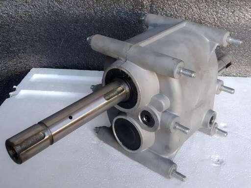 Изображение для Редуктор-реверс на буксировщик (без цепи) с длинным валом (25 мм вал)