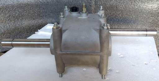 Изображение для Редуктор-реверс на буксировщик (без цепи) с длинным валом (25 мм вал)