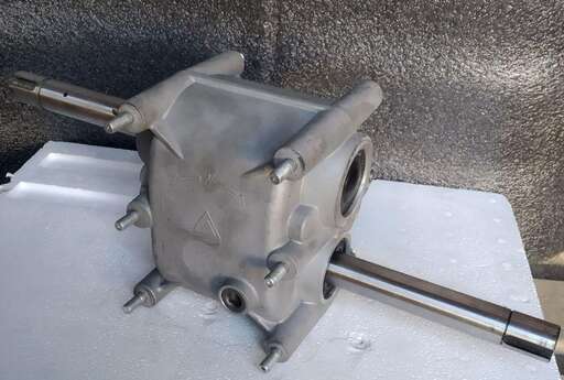 Изображение для Редуктор-реверс на буксировщик (без цепи) с длинным валом (25 мм вал)