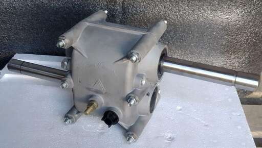 Изображение для Редуктор-реверс на буксировщик (без цепи) с длинным валом (25 мм вал)