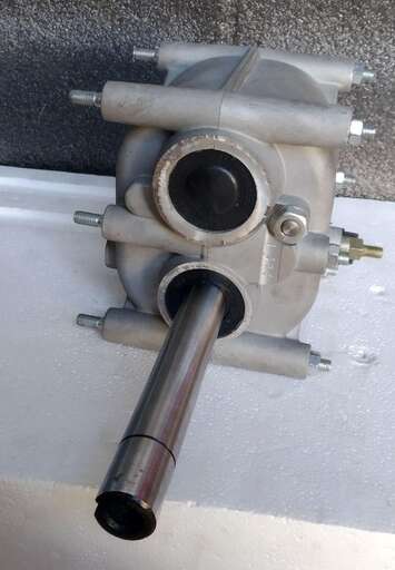 Изображение для Редуктор-реверс на буксировщик (без цепи) с длинным валом (25 мм вал)